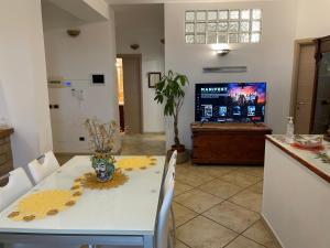 Televízia a/alebo spoločenská miestnosť v ubytovaní casa cloe