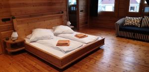 1 dormitorio con 1 cama con 2 toallas en Berglodge für 10 Personen mit Sauna, en Sehmatal