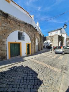 una calle adoquinada frente a un edificio de piedra en Casa do Salvador I, en Évora