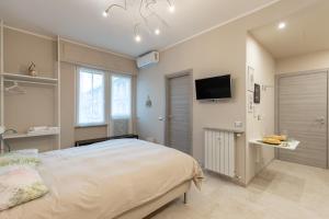 Schlafzimmer mit einem Bett und einem Flachbild-TV in der Unterkunft Nice studio Rapallo ac wi fi in Rapallo