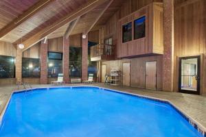 ein großer Pool in einem großen Zimmer in der Unterkunft Baymont Inn & Suites by Wyndham San Marcos in San Marcos