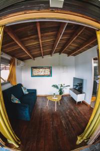 ein Wohnzimmer mit einem Sofa und einem Tisch in der Unterkunft Bungalow de Nola in Le Lamentin