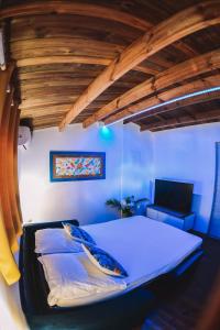 ein Schlafzimmer mit einem großen Bett und einem Sofa in der Unterkunft Bungalow de Nola in Le Lamentin