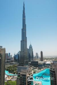 einen Blick auf das Burj Khalifa, das höchste Gebäude der Welt in der Unterkunft Dream Inn Apartments - 29 Boulevard Private Terrace in Dubai