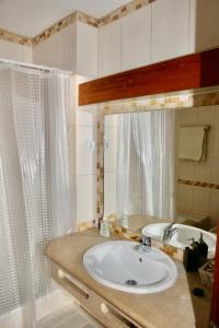 Ванная комната в Villa Jacaranda - 550m from the beach - Free WIFI - By Bedzy