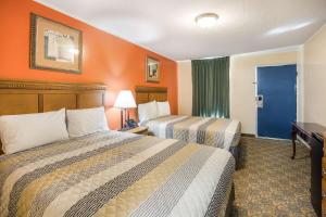 Una cama o camas en una habitación de Rodeway Inn