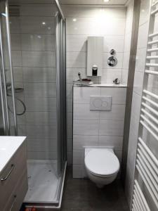 ビューズムにあるStrandresidenz-Rosengarten-Wohnung-Nr-108の白いバスルーム(トイレ、シャワー付)