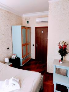 - une chambre d'hôtel avec un lit et un miroir dans l'établissement St. Peter's Rooms Rome, à Rome