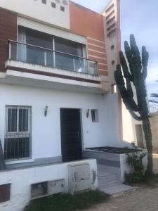 una casa blanca con un cactus delante en Atlantic Beach View Villa, en El Jadida