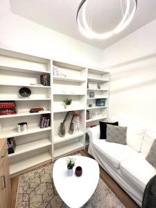 sala de estar con sofá blanco y mesa en Hot Spot - Premium Loft - Sanador Victoriei en Bucarest