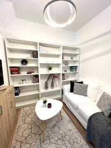 sala de estar con sofá blanco y mesa en Hot Spot - Premium Loft - Sanador Victoriei, en Bucarest