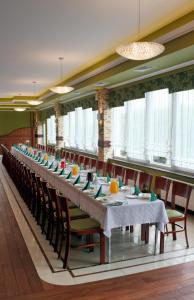 a long dining room with a long table and chairs at Impresja in Borek Wielkopolski