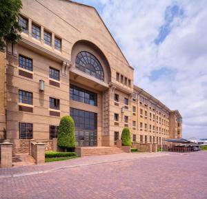 een groot bakstenen gebouw met bij The Archer Aparthotel by Totalstay in Sandton