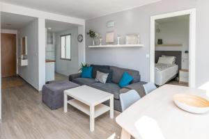 een woonkamer met een bank en een tafel bij Nice 3BR in Fuengirola Centre near the beach in Fuengirola