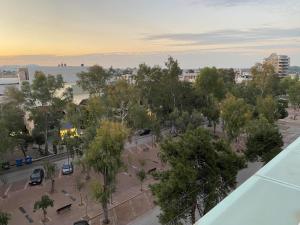 eine Luftansicht eines Parks in einer Stadt in der Unterkunft Athens coast hotel in Athen