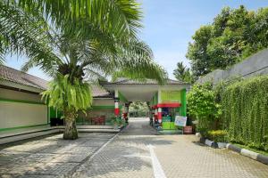 Aed väljaspool majutusasutust Negara Hotel - CHSE Certified