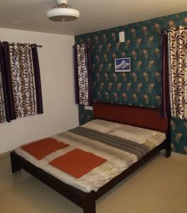 Uma cama ou camas num quarto em Kondekar's WEEKEND HOME