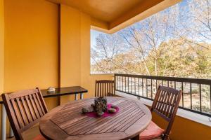 A balcony or terrace at Spacious apartment in Marbella
