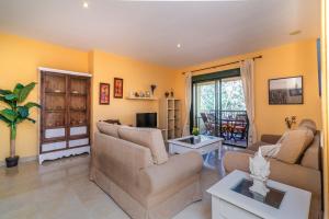 A seating area at Spacious apartment in Marbella