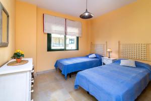 A bed or beds in a room at Spacious apartment in Marbella