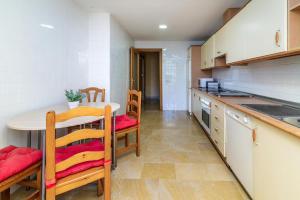 A kitchen or kitchenette at Spacious apartment in Marbella