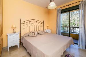 A bed or beds in a room at Spacious apartment in Marbella Még 22 kép