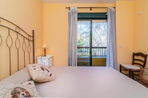 A bed or beds in a room at Spacious apartment in Marbella