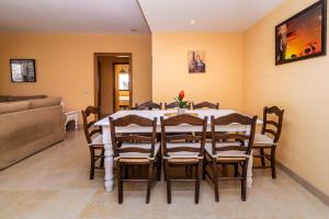 A seating area at Spacious apartment in Marbella