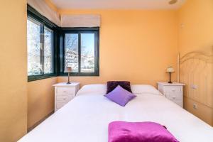 A bed or beds in a room at Spacious apartment in Marbella