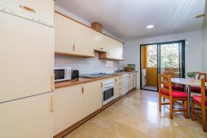 A kitchen or kitchenette at Spacious apartment in Marbella