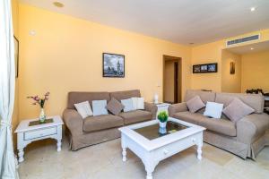 A seating area at Spacious apartment in Marbella