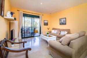 A seating area at Spacious apartment in Marbella