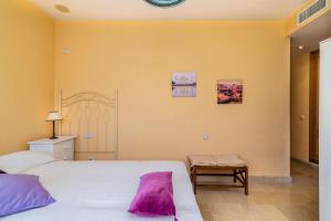 A bed or beds in a room at Spacious apartment in Marbella