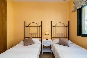 A bed or beds in a room at Spacious apartment in Marbella