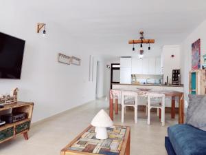 Photo de la galerie de l'établissement MARAVILLA Suite 140 m2 - 3 Bedrooms, Heated Pool, à Costa del Silencio
