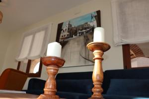 Hotel Palacio Conde del Álamo في Aroche: شمعتين على طاولة في غرفة المعيشة