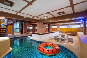 una gran piscina con un gran tazón de naranja en el medio en Angel Pool Villa Phuket - SHA Exta Plus en Phuket