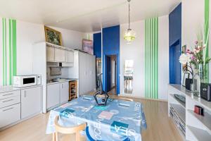A kitchen or kitchenette at Front Lake Amazing View