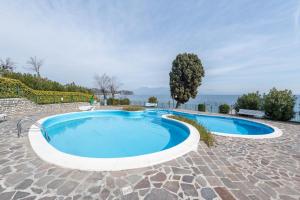 The swimming pool at or close to Front Lake Amazing View