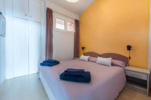 A bed or beds in a room at Front Lake Amazing View