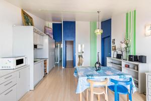A kitchen or kitchenette at Front Lake Amazing View