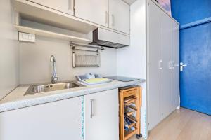 A kitchen or kitchenette at Front Lake Amazing View