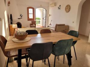 jadalnia z drewnianym stołem i krzesłami w obiekcie Apartamento de lujo Nerja w mieście Nerja