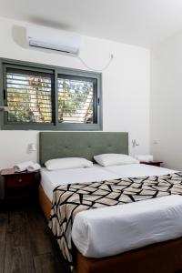 Nes Ammim Hotel客房内的一张或多张床位
