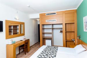 Nes Ammim Hotel客房内的一张或多张床位