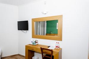 Nes Ammim Hotel的电视和/或娱乐中心