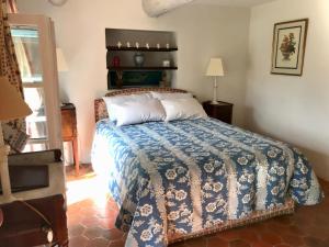 A bed or beds in a room at domaine des tilleuls d'or
