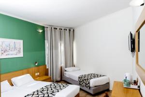 Nes Ammim Hotel客房内的一张或多张床位