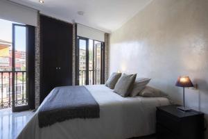 1 dormitorio con cama y ventana grande en Renewed and Central Apartment en Puerto de la Cruz