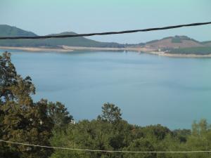 uma vista para um lago a partir de uma janela de comboio em Pandion Luxury Boutique Hotel & Suites with Spa em Neochori